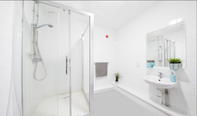 Glasgow-学生公寓-Premium-Range-2-Accessible-Ensuite-toilet